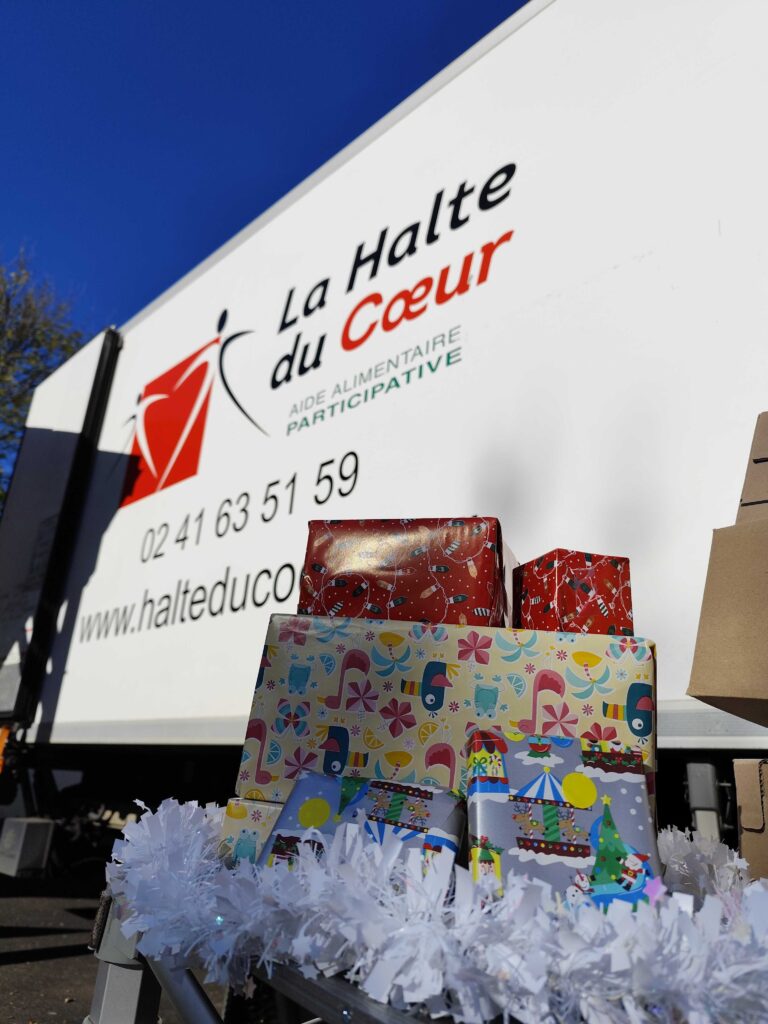 camion la halte du coeur pour des cadeaux solidaires